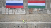 Die russische und die ungarische Flagge auf einer Mauer bei der Baustelle des ungarischen AKW ...