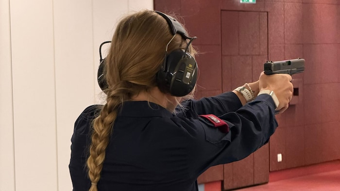 Das Schusstraining mit der Waffe gehört zur genau so zur Ausbildung, wie auch die ...