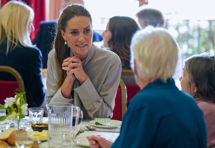 Beim Mittagessen plauderte Kate mit den Senioren, ...