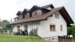 In diesem Mehrfamilienhaus in Niederbayern sind vor mehr als einem Jahr drei Leichen gefunden ...