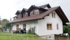 In diesem Mehrfamilienhaus in Niederbayern sind vor mehr als einem Jahr drei Leichen gefunden ...