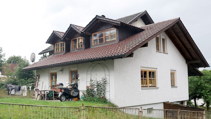In diesem Mehrfamilienhaus in Niederbayern sind vor mehr als einem Jahr drei Leichen gefunden ...
