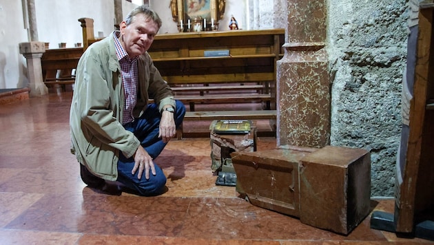 Diakon Klaus Leisinger betrachtet den völlig zerstörten Opferstock.