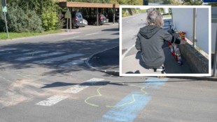 Kerzen und Blumen an der Unfallstelle in Feldbach, um der jungen Verstorbenen zu gedenken
