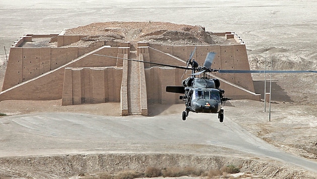 Archivbild aus dem Jahr 2009: Ein Blackhawk-Hubschrauber der US-Luftwaffe über dem Zikkurat ...