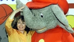 Benjamin Blümchen mit seiner österreichischen Erfinderin, Elfie Donnelly, im Jahr 2001.