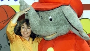 Benjamin Blümchen mit seiner österreichischen Erfinderin, Elfie Donnelly, im Jahr 2001.