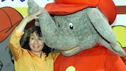 Benjamin Blümchen mit seiner österreichischen Erfinderin, Elfie Donnelly, im Jahr 2001.