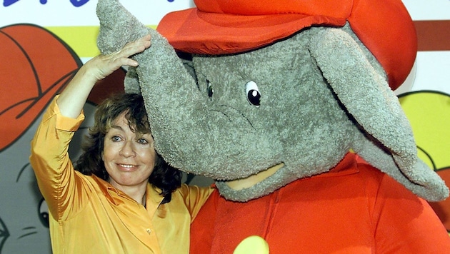 Benjamin Blümchen mit seiner österreichischen Erfinderin, Elfie Donnelly, im Jahr 2001.