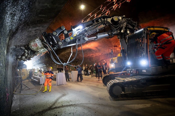 Die Menschen wirken vergleichsweise klein im Vergleich zu den schweren Bergbau-Geräten.