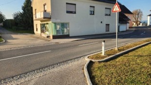 Die Engstelle unweit der Kirche ist für Schulkinder gefährlich, aber auch für Autofahrer.
