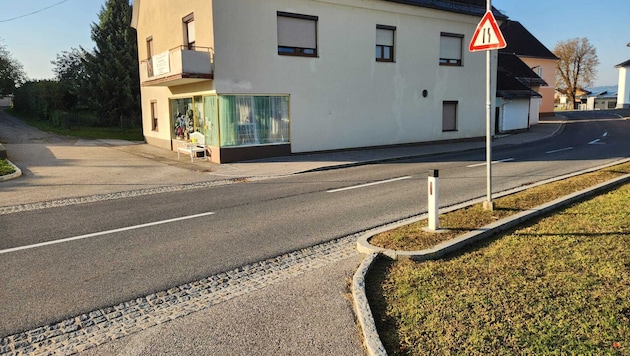 Die Engstelle unweit der Kirche ist für Schulkinder gefährlich, aber auch für Autofahrer.