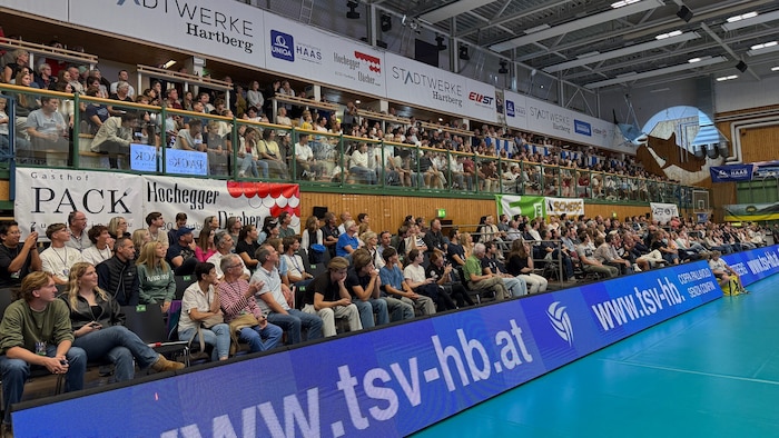 Rund 1200 Fans verwandelten die ausverkaufte Hartberger Halle in einen Hexenkessel.