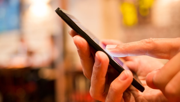 Die Anruferin verleitete die Tirolerin zu Online-Überweisungen am Handy.