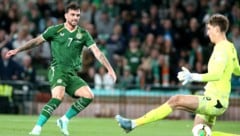 ÖFB-Goalie Wiegele (re.) bekam den Schuss durch die Beine von Irlands Parrott.