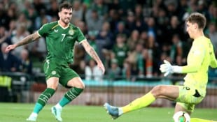 ÖFB-Goalie Wiegele (re.) bekam den Schuss durch die Beine von Irlands Parrott.
