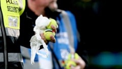 Irische Fans warfen Tennisbälle auf das Spielfeld.