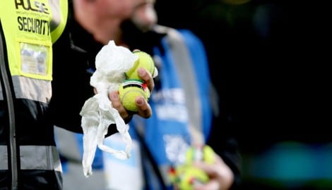 Irische Fans warfen Tennisbälle auf das Spielfeld.