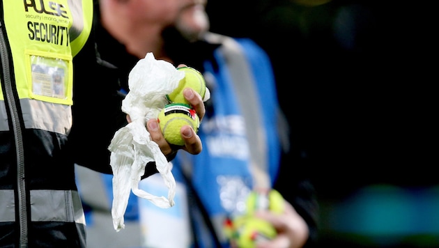 Irische Fans warfen Tennisbälle auf das Spielfeld.
