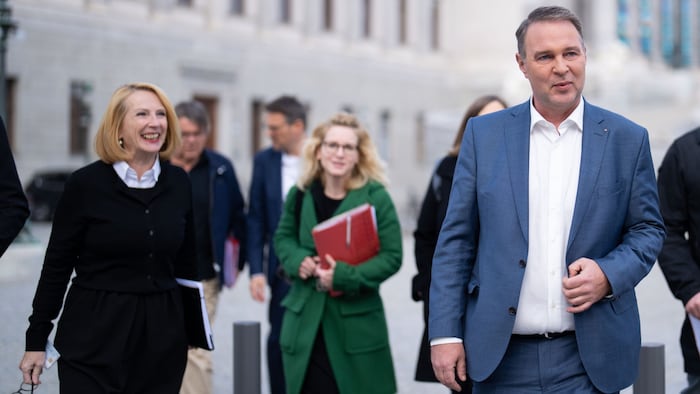 Bures, Holzleitner und Babler 2024 anlässlich der damaligen Sondierungsgespräche