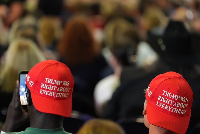 Trump-Supporter mit ihrem Merch.