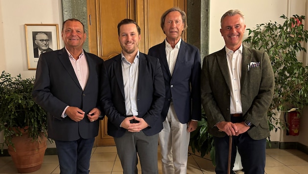 Kurt Maczek (2.v.r.) übergibt an Adrian Kubat (2.v.l.): Rückendeckung gab es von ...