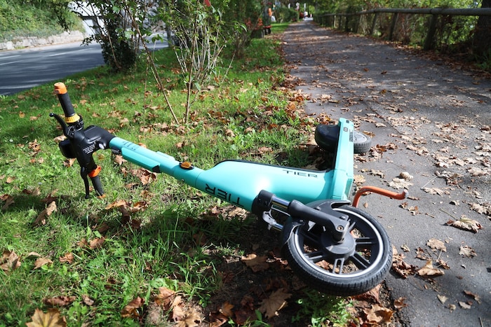 Oft werden E-Scooter einfach willenlos am Straßenrand entsorgt.