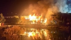 Die Reihenhäuser mit insgesamt vier Wohneinheiten brannten lichterloh.