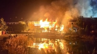 Die Reihenhäuser mit insgesamt vier Wohneinheiten brannten lichterloh.