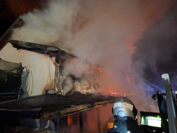 Stundenlang kämpften die Einsatzkräfte gegen das Inferno an.