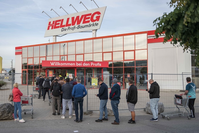 Die Warteschlange Freitagfrüh wurde immer länger.
