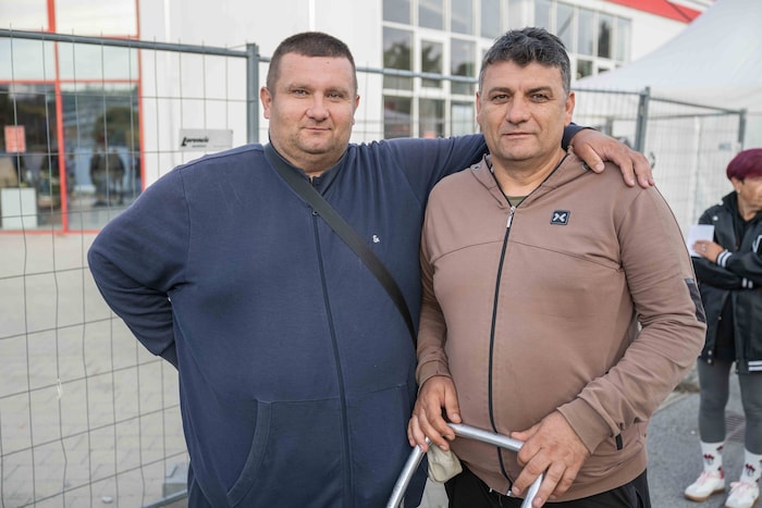 Die Brüder Milos und Nicola Peuraca stocken ihren Vorrat für den Haushalt auf.