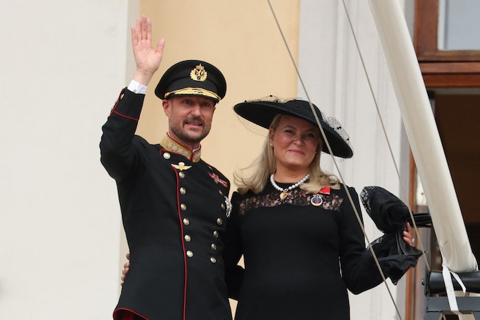 Mette-Marit sollte ihren Ehemann, König Haakon, zur Parlamentseröffnung begleiten. Die Königin ...