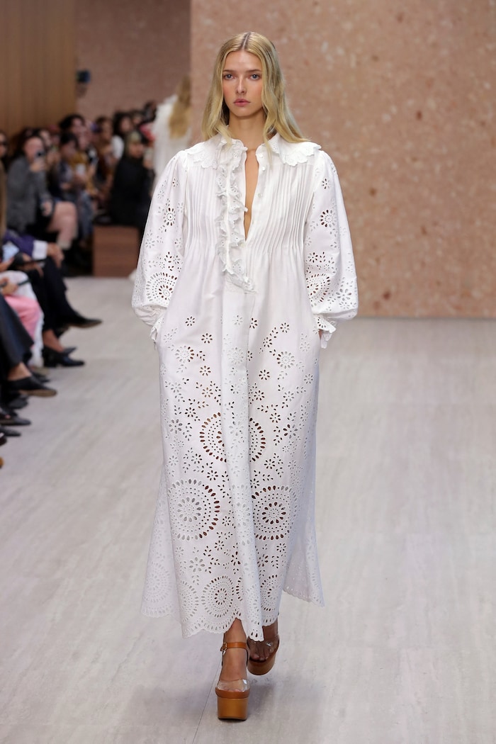 Apple trug ein weißes Kleid mit Lochspitze und Plateau-Sandalen. Ein cooler Hippie-Look, der ...