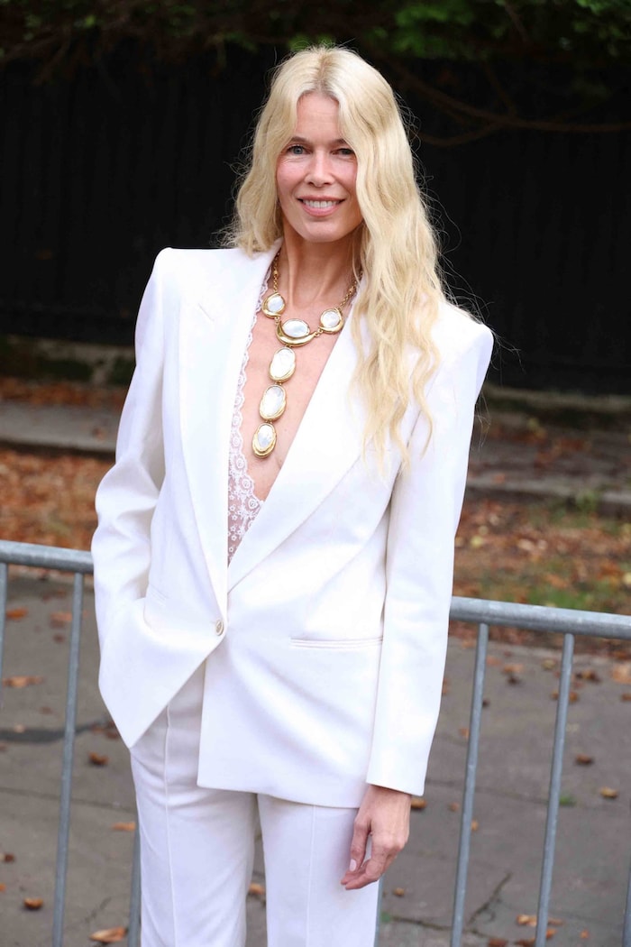 Claudia Schiffer war Stargast bei der Schau von Chloé und zog mit einem XXL-Accessoire alle ...