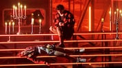 Selbst die finale Szene in der Gruft wird lächerlich banal, wenn Romeo (Leonard Dick) seiner ...