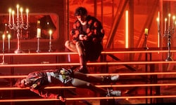 Selbst die finale Szene in der Gruft wird lächerlich banal, wenn Romeo (Leonard Dick) seiner ...