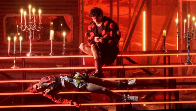 Selbst die finale Szene in der Gruft wird lächerlich banal, wenn Romeo (Leonard Dick) seiner ...