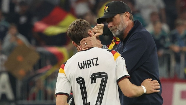 Jürgen Klopp mit Torschütze Florian Wirtz