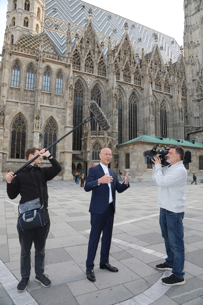 Dieser Mann macht keine halben Sachen: Toni Faber in und um den Stephansdom unterwegs.