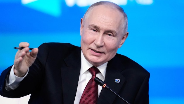 Russlands Machthaber Wladimir Putin will den Donbass in spätestens eineinhalb Jahren komplett ...