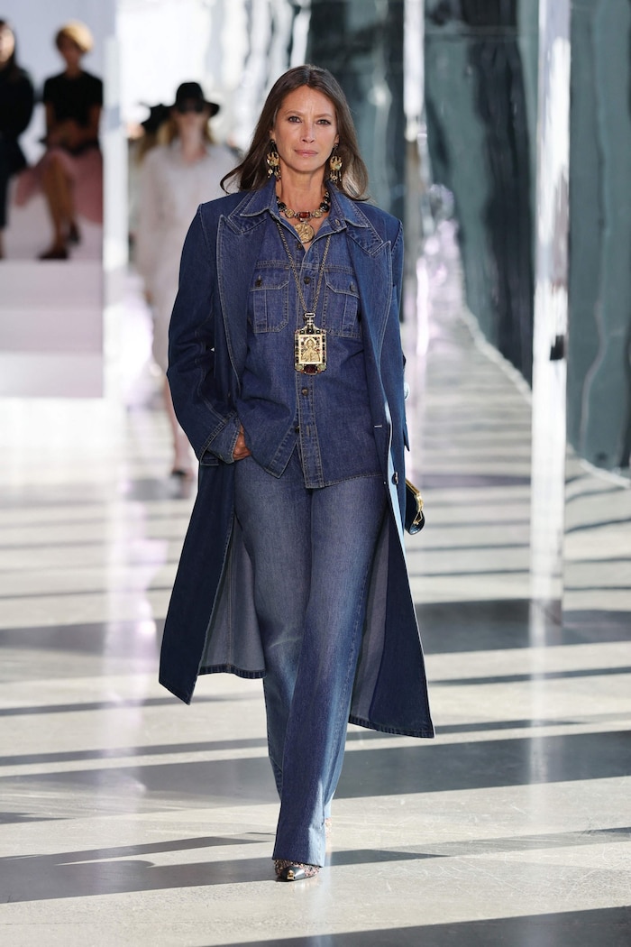 Christy Turlington in gerader Sabyasachi-Jeans.