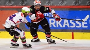 Florian Pessentheiner Abwehr-Stütze Filip Simovic (KAC II) beim Heimspiel gegen Ritten.