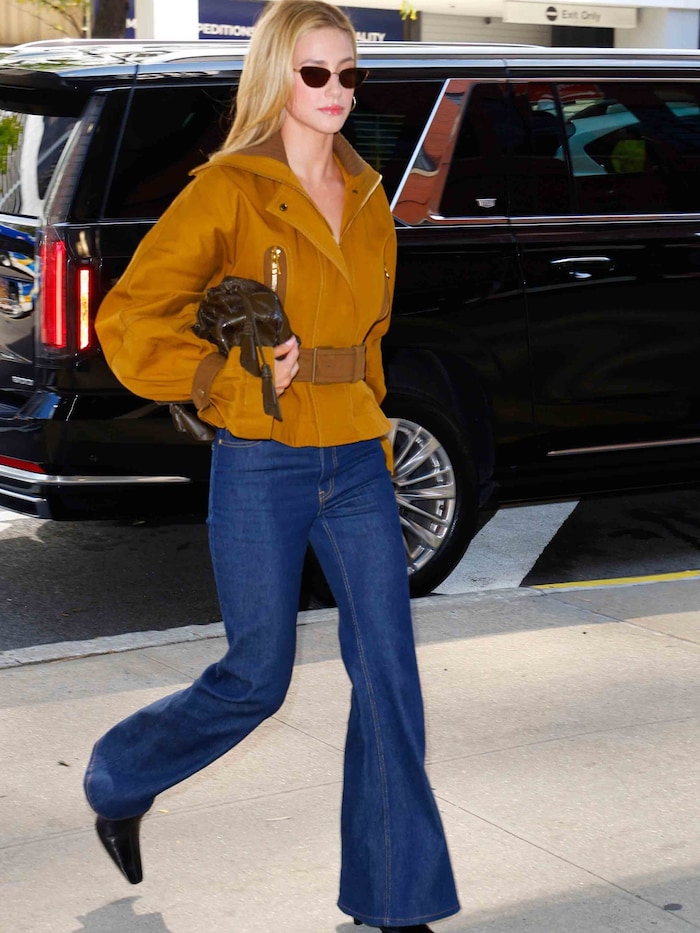 Lili Reinhart setzt auf die klassische Schlaghose.