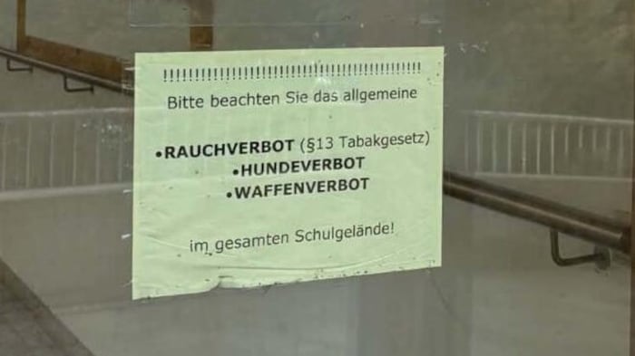 Dieser Hinweis hängt an der Tür der Schule.