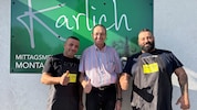 Viktor Karlich (Mitte) mit den neuen Lokalbesitzern Roy (links) und George Makhlouf 