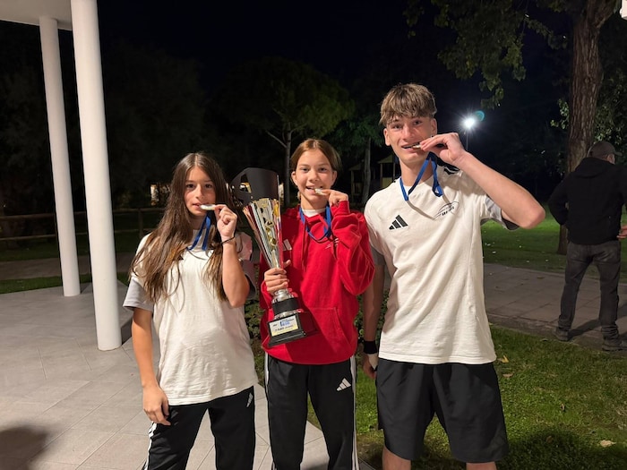 Flora Rothleitner, Theres Aigner und Timo Pürkfellner mit dem Siegerpokal und ihren Medaillen.
