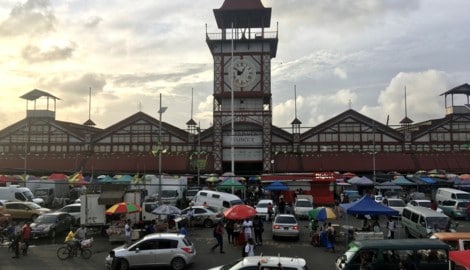 Der Stabroek-Markt im Herzen von Georgetown: Die Eisenkonstruktion mit dem Uhrturm ist ein Erbe ...