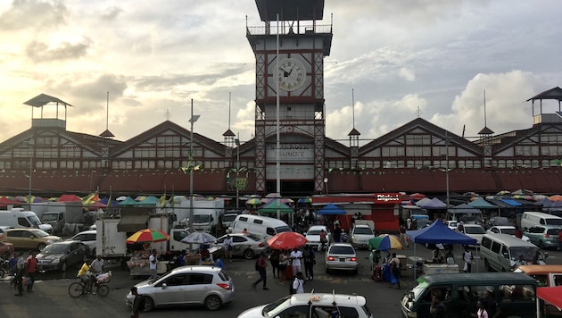 Der Stabroek-Markt im Herzen von Georgetown: Die Eisenkonstruktion mit dem Uhrturm ist ein Erbe ...