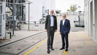 Verbund-Chef Michael Strugl (links) und Voestalpine-CEO Herbert Eibensteiner vor der ...